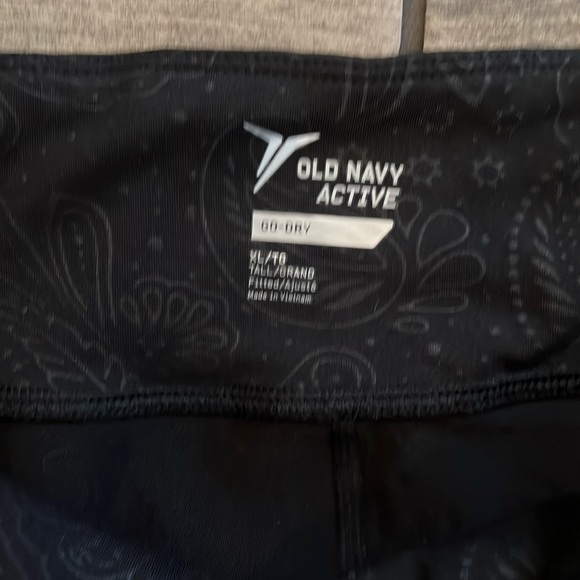 Old Navy women’s Active Black Floral capri Leggings XL TALL - Picture 2 of 6